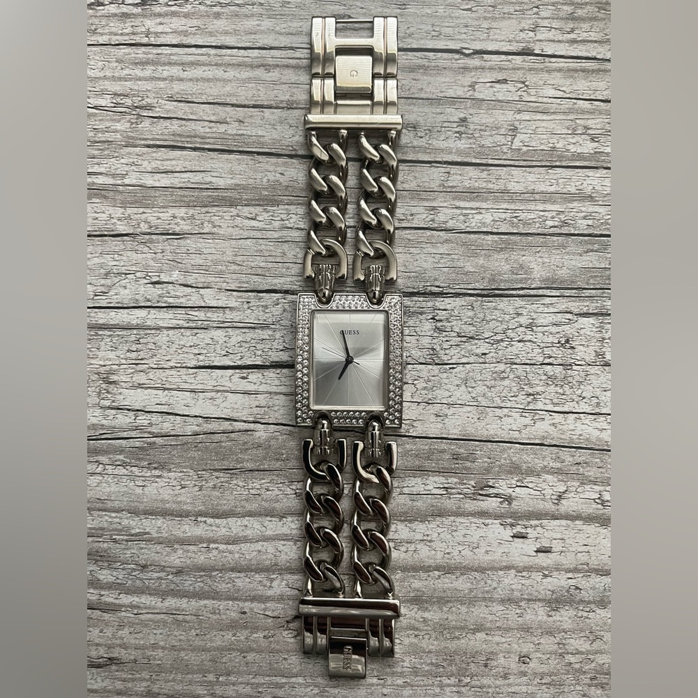 Guess Silver Chain-Link Watch with Modern Design
